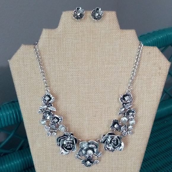 Jewelry - Silver Rose Jewelry Set